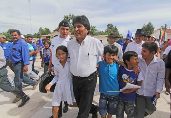 Presidente Evo Morales rodeado  de niños. Foto: ABI
