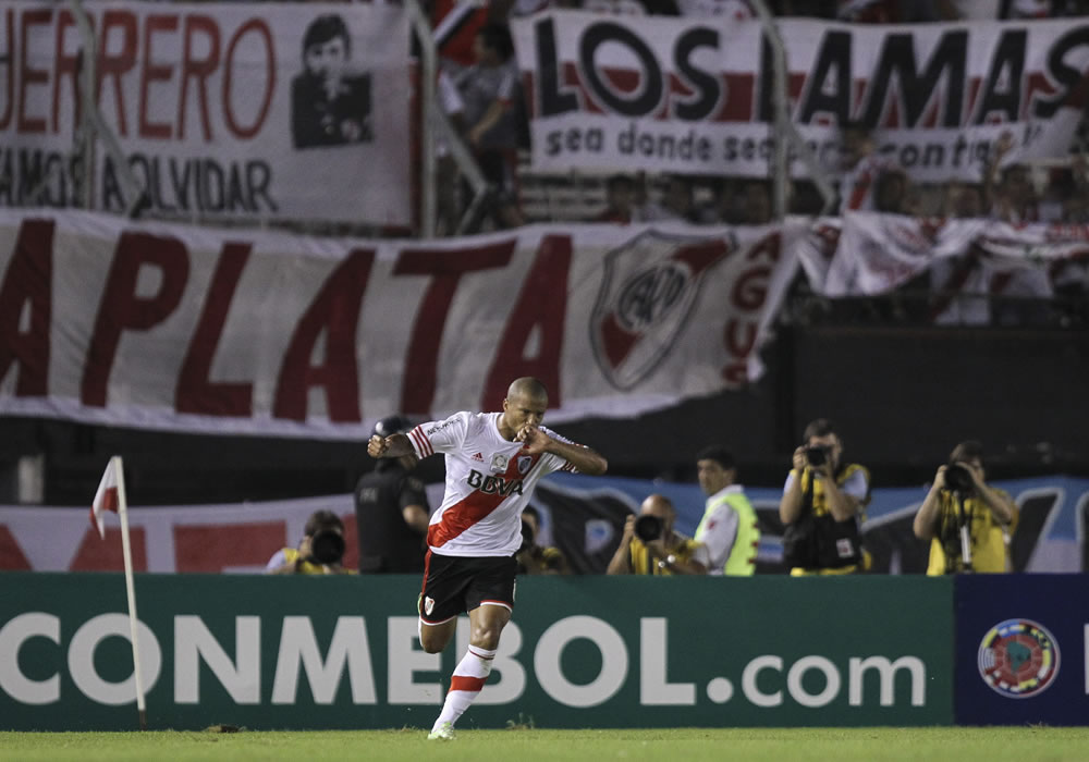 El jugador de River Plate Carlos Sánchez festeja su gol ante Tigres de México. Foto: EFE