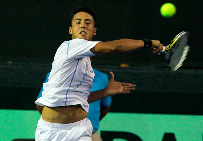 El boliviano Hugo Dellien en acción ante el mexicano Tigre Hank, en el segundo encuentro de la eliminatoria del grupo II de la Copa Davis. Foto: EFE