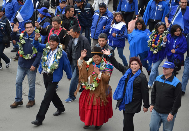Presidente Evo Morales, junto con los candidatos del Movimiento MAS. Foto: ABI