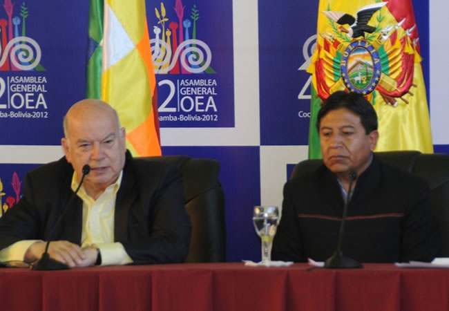 Secretario general de la Organización de Estados Americanos (OEA), José Miguel Insulza, junto  al canciller de Bolivia, David Choquehuanca. Foto: ABI