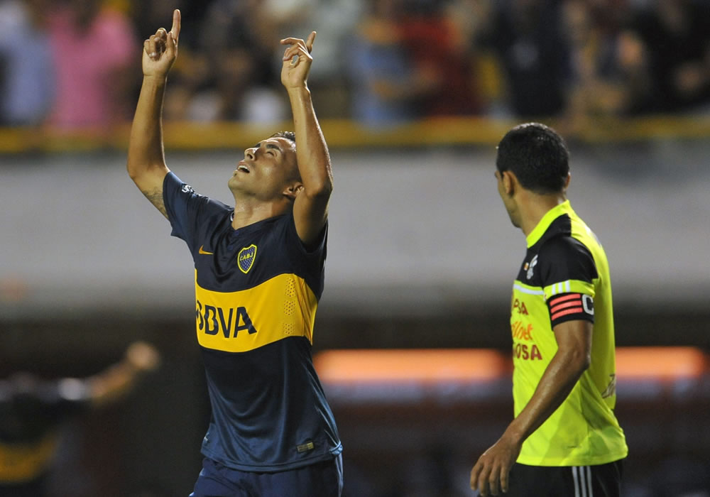 El jugador Federico Carrizo (i) de Boca Juniors celebra un gol ante el Zamora de Venezuela. Foto: EFE