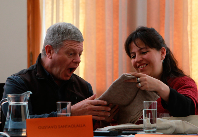 El compositor argentino Gustavo Santaolalla (i) recibe una bufanda de la directora del Bolivia Lab Viviana Saavedra, en la presentación del evento audiovisual en La Paz. Foto: EFE