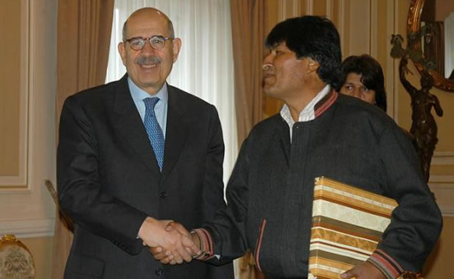 imagen de archivo del director del Organismo Internacional de Energía Atómica (OIEA), el egipcio Mohamed El Baradei (i), al presidente de Bolivia, Evo Morales (d).. Foto: EFE