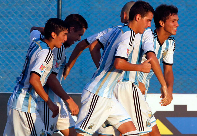 Jugadores de Argentina celebran el gol ante Chile. Foto: EFE