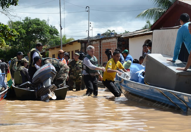 Vicepresidente Alvaro García Linera, acompañando a los damnificados por las lluvias que azotan el país. Foto: ABI