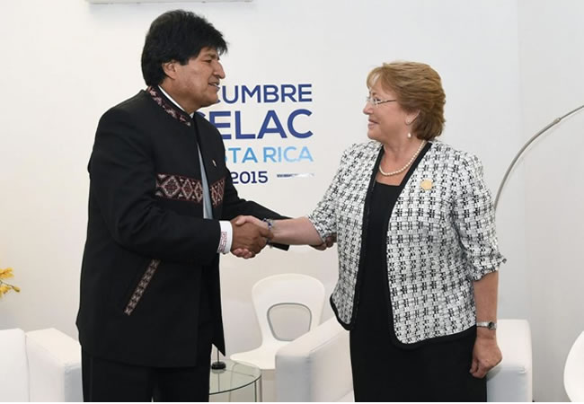 Presidente Evo Morales junto con su homóloga Michelle Bachelet. Foto: EFE