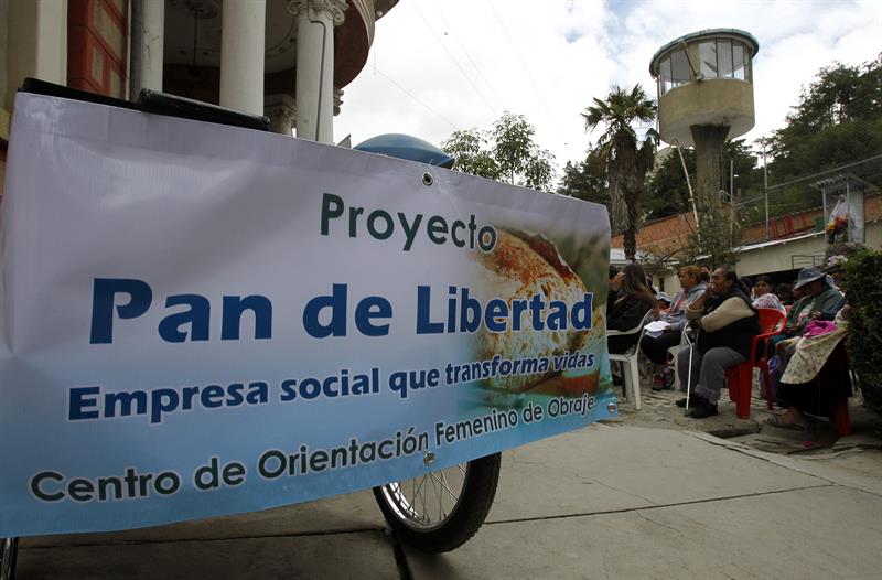 Presentación de un programa para ayudar a las reclusas de una cárcel de La Paz a tener negocios propios sostenibles de panadería. Foto: EFE