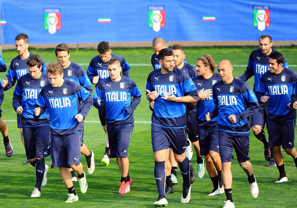 Los jugadores de la selección italiana de fútbol calientan durante el entrenamiento del equipo en Coverciano, Florencia, Italia. Foto: EFE