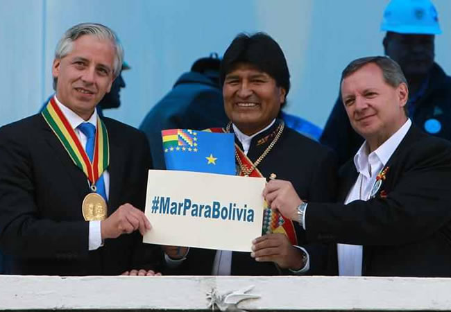El presidente Evo Morales,  con el vicepresidente Álvaro García Linera y el presidente del senado Luis Alberto Gonzáles. Foto: EFE