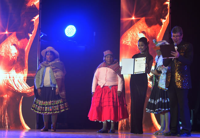 Entrega de premios a los 84 artistas del concurso nacional 'Eduardo Abaroa' que se realizó en el campo ferial 'Chuquiago Marka' de Següencoma. Foto: ABI
