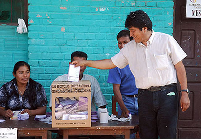 Presidente Evo Morales votando. Foto: EFE
