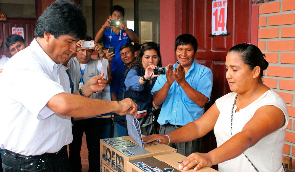 El Presidente Evo Morales, emite su voto en las elecciones subnacionales. Foto: ABI