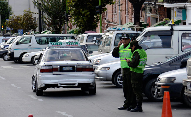 Control policial durante la jornada de elecciones. Foto: ABI
