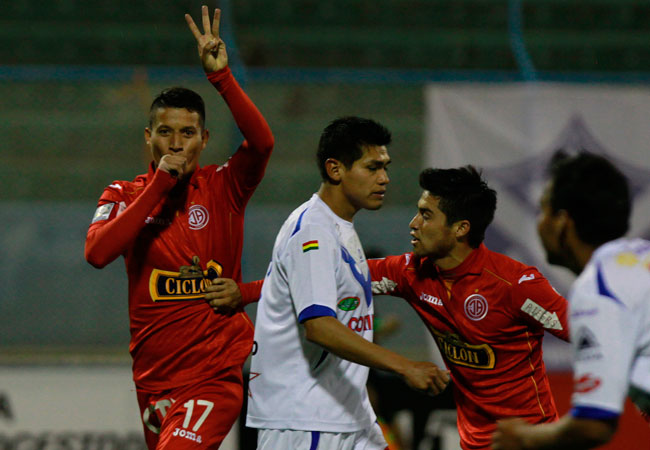 El jugador Marcos Delgado del Juan Aurich sale a festejar junto a sus compañeros tras su gol ante San José. Foto: EFE