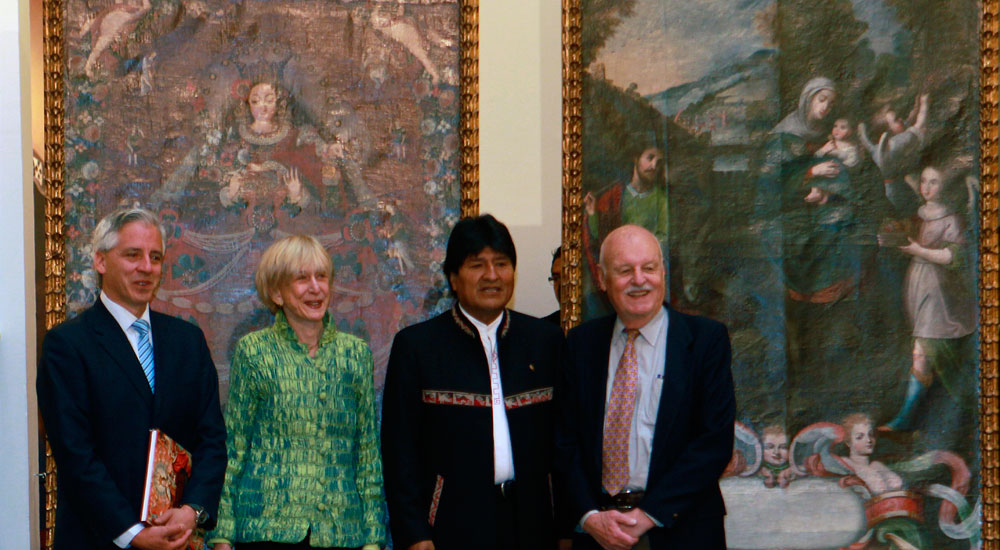 El presidente Evo Morales (d), junto a Richard (d) y Roberta Huber (2i) y el vicepresidente Álvaro García Linera (i) posan frente a los cuadros devueltos. Foto: EFE