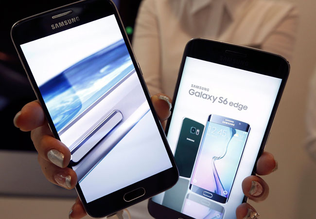 Nuevos teléfonos inteligentes Samsung Galaxy S6 y el Galaxy S6 Edge. Foto: EFE