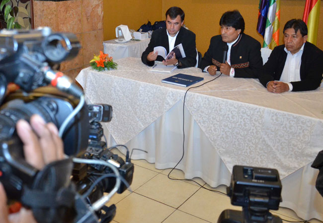Conferencia en la que el presidente Evo Morales (c) junto al ministro de la presidencia Juan Ramón Quintana (i) y el canciller David Choquehuanca (d) anunciaron el paso del Dakar por Bolivia. Foto: ABI