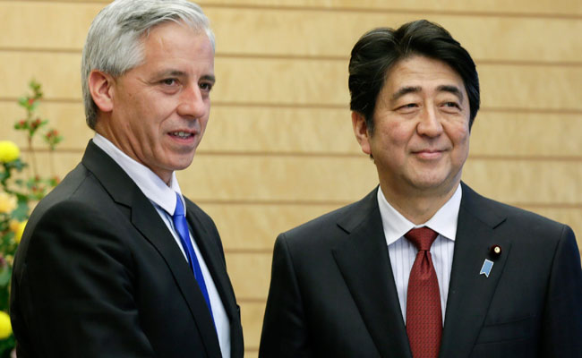 El primer ministro japonés, Shinzo Abe (d), recibe al vicepresidente de Bolivia, Álvaro García Linera (i), en la residencia oficial del mandatario nipón en Tokio. Foto: EFE
