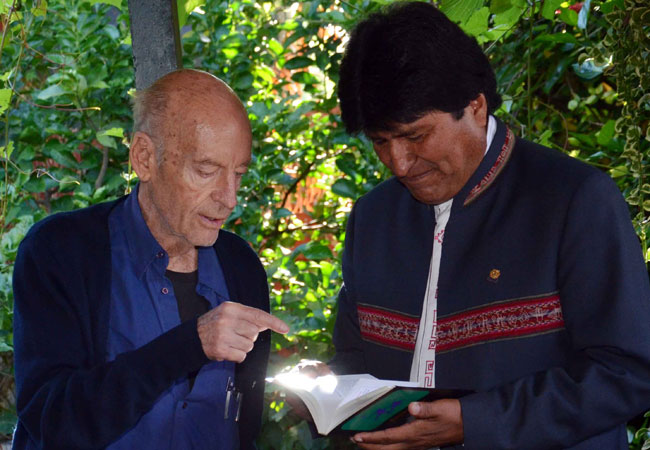 En febrero de este año, el presidente Evo Morales visitó al escritor Eduardo Galeano en su residencia en Montevideo, Uruguay. Foto: ABI