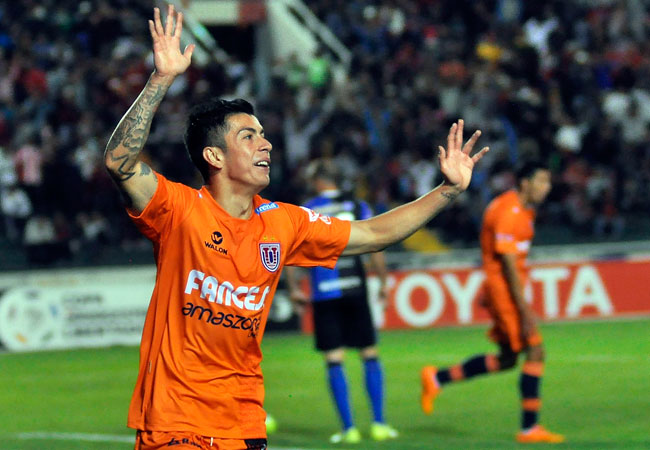 El jugador de Universitario de Bolivia, Miguel Suárez, festeja su anotación ante Mineros. Foto: EFE