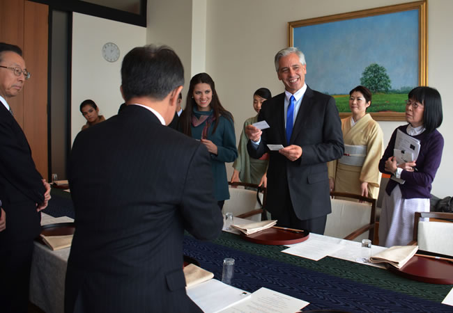 El vicepresidente Álvaro García Linera y el presidente de la Agencia de Cooperación Internacional de Japón JICA, Akihiro Tanaka. Foto: ABI
