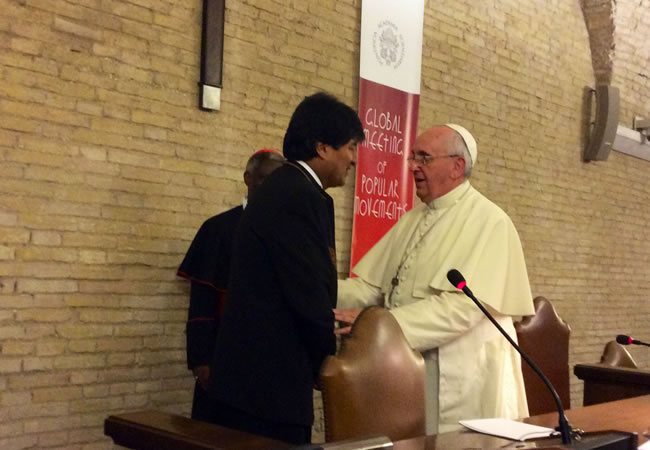 El papa Francisco saluda al presidente Evo Morales en el Encuentro Mundial de Movimientos Populares. Foto: ABI