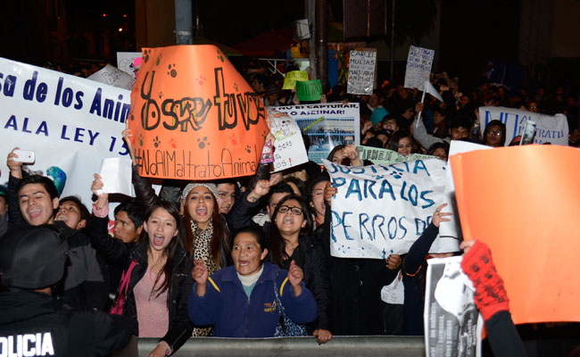 Protesta de activistas en La Paz, a favor de los derechos de los animales. Foto: ABI