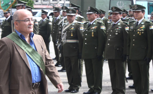 Hugo Moldiz, ministro de Gobierno, en reconocimiento de la policía boliviana. Foto: ABI