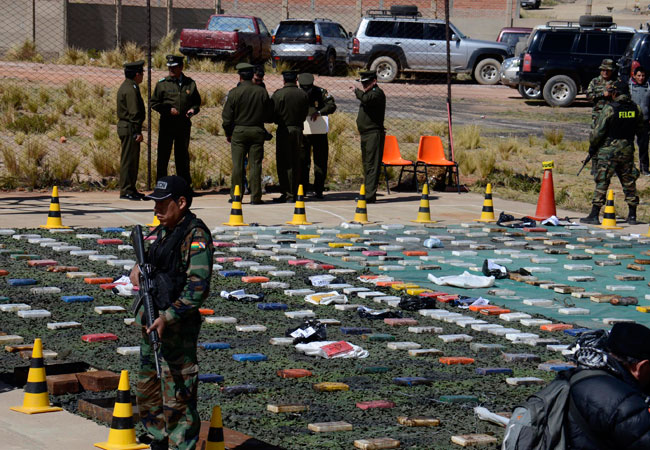 Efectivos de la FELCN presentan la droga que fue secuestrada en Oruro. Foto: ABI