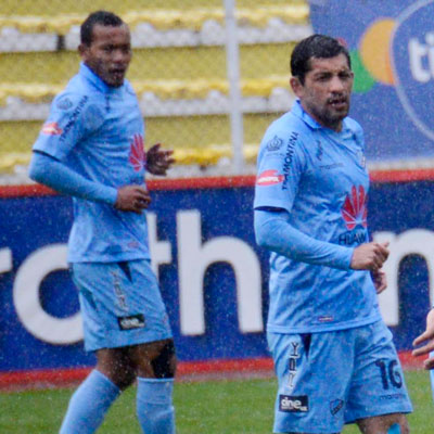 Los jugadores Edemir Rodríguez (i) y Walter Flores de Bolívar. Foto: ABI