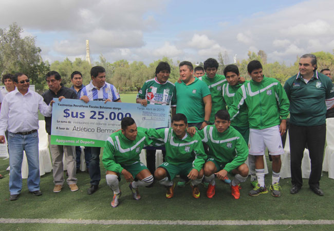 El presidente Evo Morales, entrega un apoyo económico a los clubes de Tarija, Ciclón y Atlético Bermejo. Foto: ABI