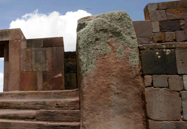 Detalle de un pilar en el Templete de Calasasaya (Tiahuanaco) , que muestra la invasión de hongos y algas. Foto: EFE