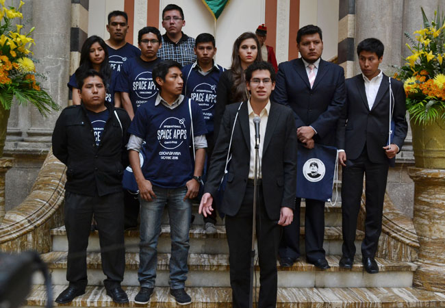 Jóvenes bolivianos que se destacaron en un concurso promovido por la NASA. Foto: ABI