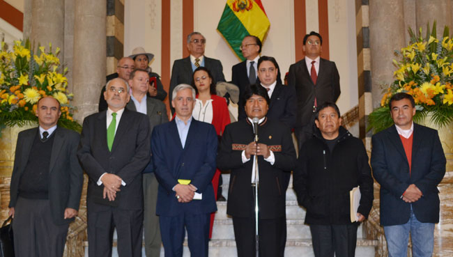 El pasado jueves, el presidente Evo Morales despidió a la comisión boliviana que estará en el inicio de alegatos ante la CIJ en la Haya. Foto: ABI