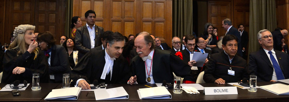 La delegación de Bolivia, momentos antes de sus alegatos ante la Corte Internacional de Justicia (CIJ) de La Haya. Foto: EFE