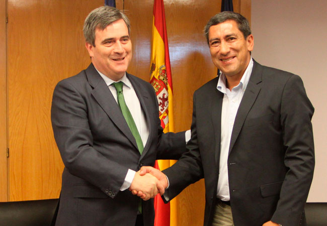 El ministro de Deportes de Bolivia, Tito Montaño Rivera (d), en la firma de un convenio con el presidente del Consejo Superior de Deportes (CSD) de España, Miguel Cardenal (i). Foto: EFE