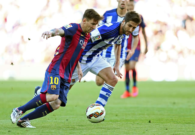 El delantero argentino del FC Barcelona Lionel Messi (i) con el balón ante el centrocampista de la Real Sociedad Markel Bergara. Foto: EFE