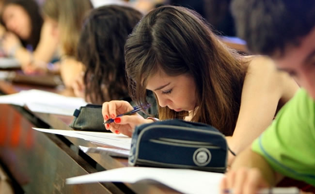 WhatsApp fue la herramienta utilizada por unos 50 estudiantes para hacer copia durante un examen. Foto: EFE