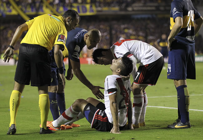 Sebastián Driussi de River Plate es asistido tras el ataque con gas. Foto: EFE