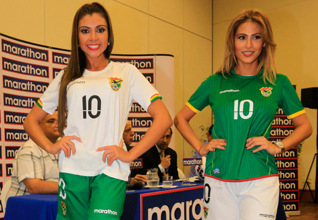 Modelos visten la nueva indumentaria de la selección de Bolivia, que usará en la Copa América Chile 2015. Foto: EFE