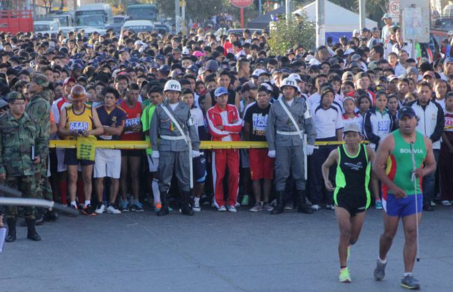 Multitudinaria presencia de atletas en la carrera 10K de Sucre. Foto: ABI