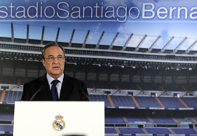 El presidente del Real Madrid, Florentino Pérez, durante la rueda de prensa en la que anunció la destitución del técnico italiano Carlo Ancelotti. Foto: EFE