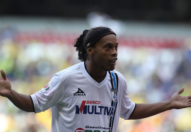El brasilero Ronaldinho Gaúcho, del Querétaro. Foto: EFE
