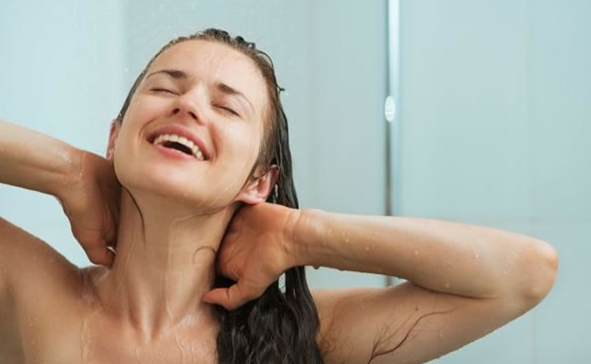 Bañarse en exceso puede traer consigo varias afectaciones para la salud. Foto: EFE