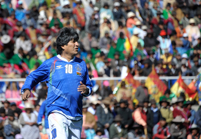 La afición por el fútbol del presidente Evo Morales es muy conocida. Foto: ABI