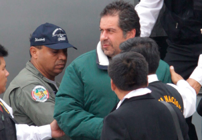Martín Belaunde Lossio (c), desciende de un avión de la Fuerza Aérea Peruana, a su llegada a Lima, Perú. Foto: EFE
