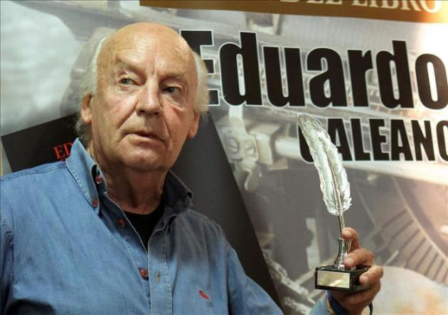 El escritor uruguayo Eduardo Galeano posa con la Pluma de la Crítica. /Archivo. Foto: EFE