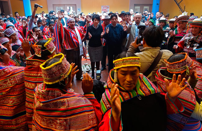 Rito ancestral dirigido por kallawayas, con la presencia de Saadia Sánchez (c), directora de la Unesco en la región andina. Foto: EFE