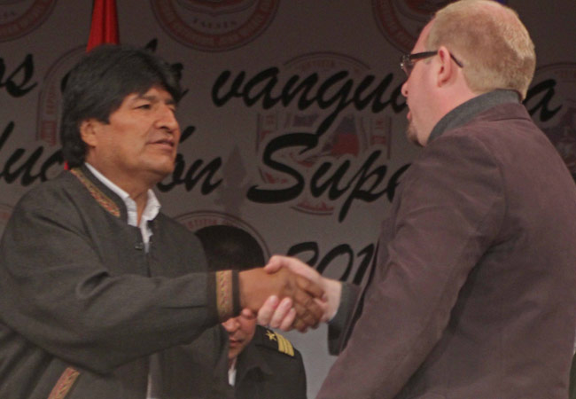 El presidente Evo Morales saluda al gobernador de Tarija, Adrián Oliva. Foto: ABI